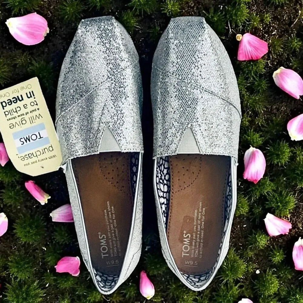 NWT Gorgeous TOMS 9.5 Silver Glitter Sparkly Alpargatas Flat Loafers Comfy Shoes